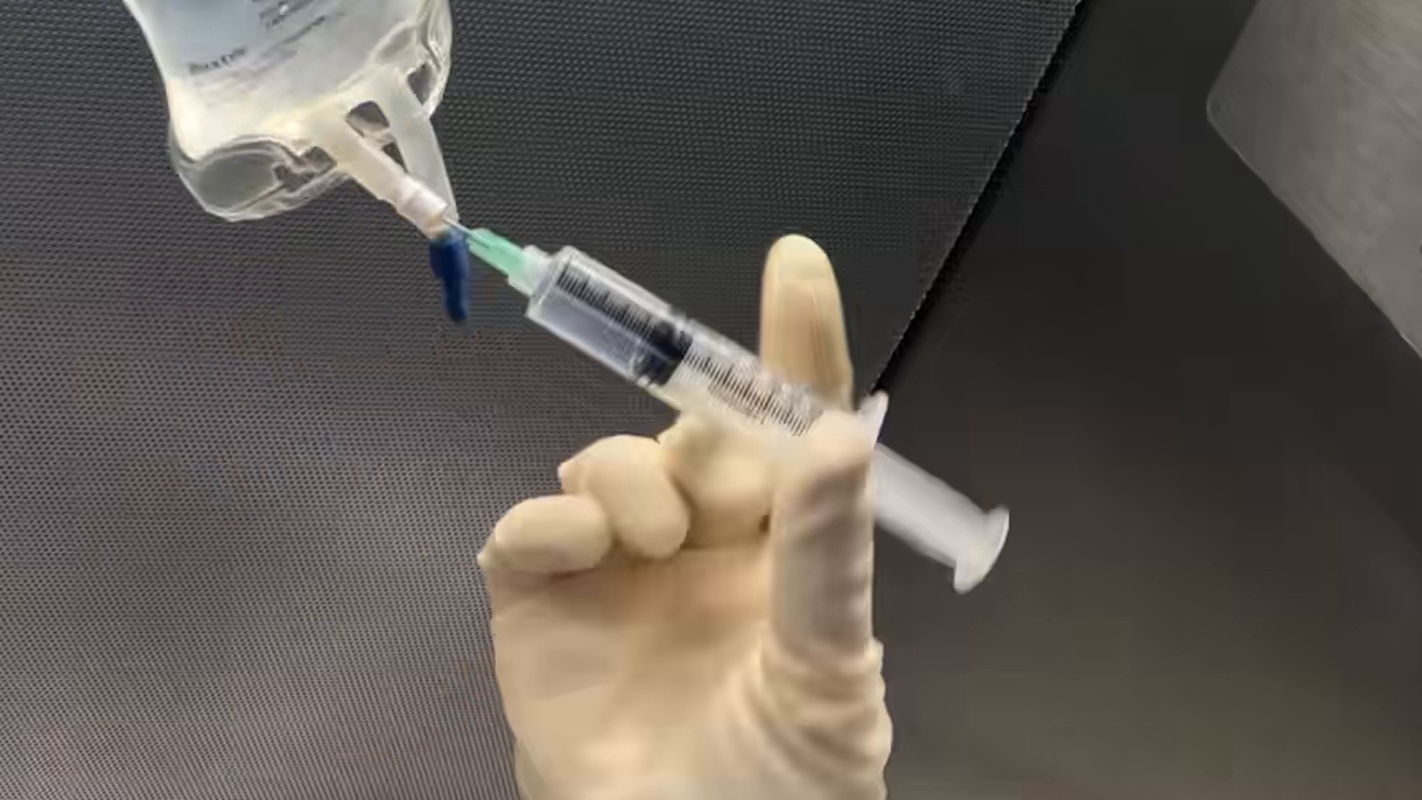 Center Diluent-filled syringe