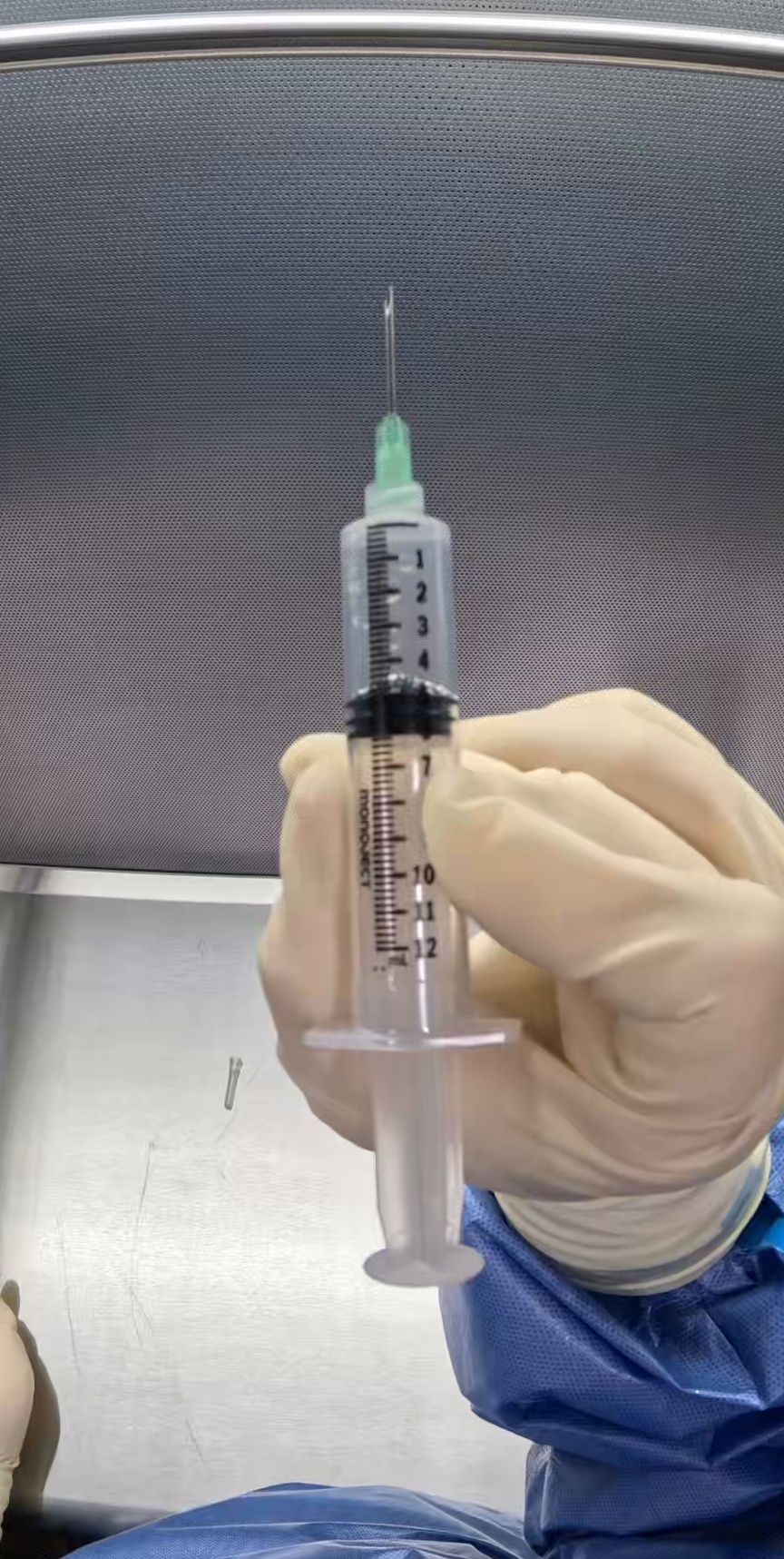 Center Diluent-filled syringe