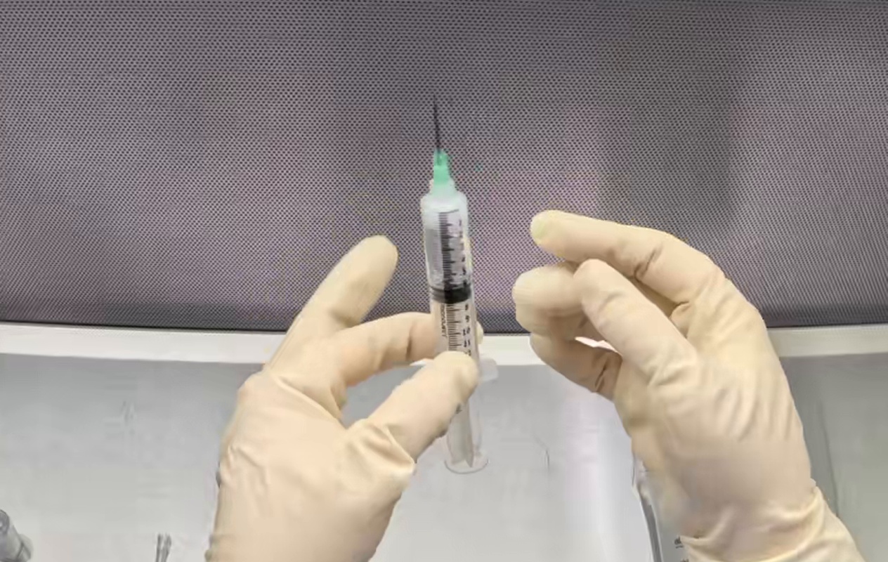 Center Drug-filled syringe